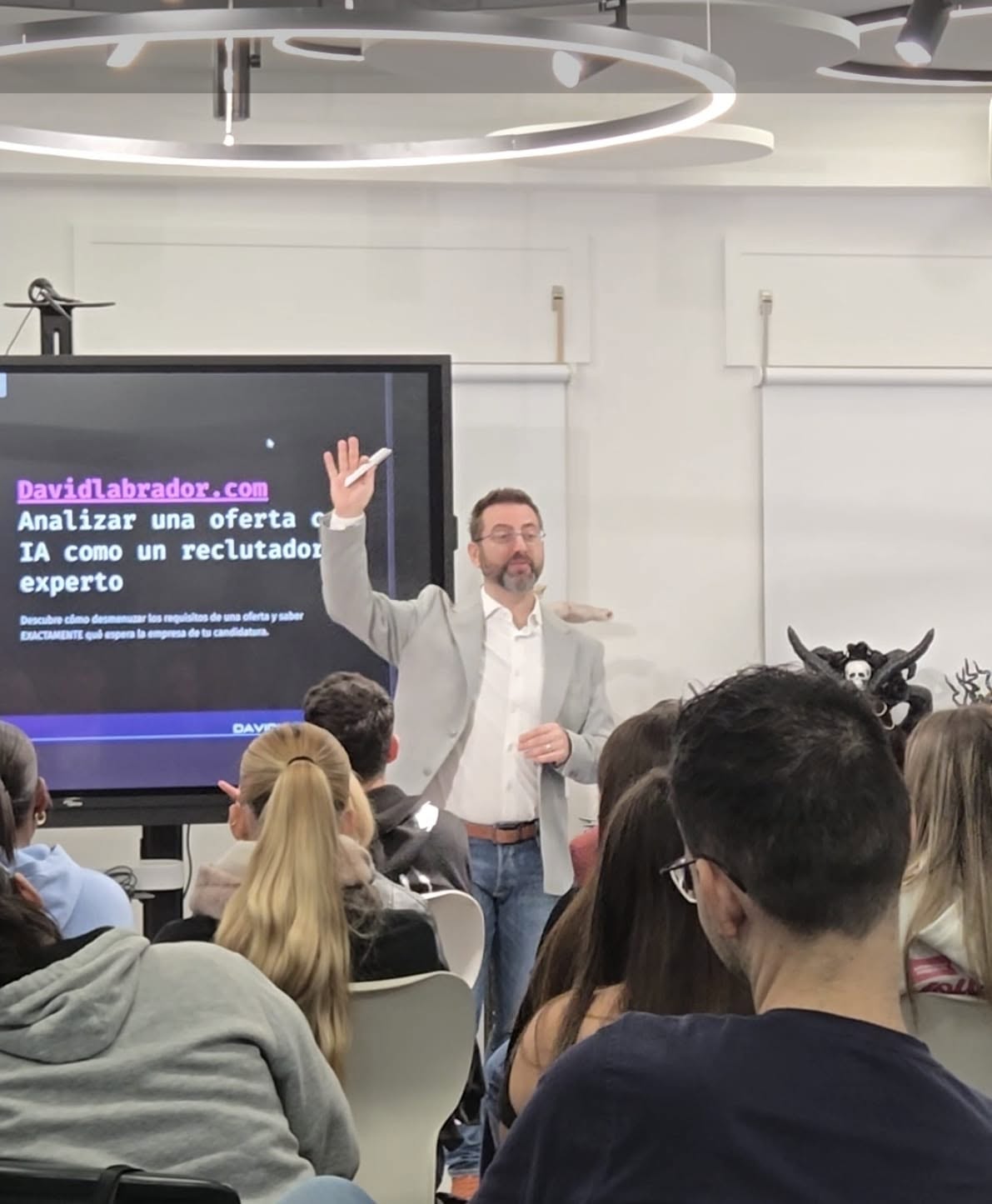 David Labrador impartiendo un taller de inteligencia artificial ante los asistentes
